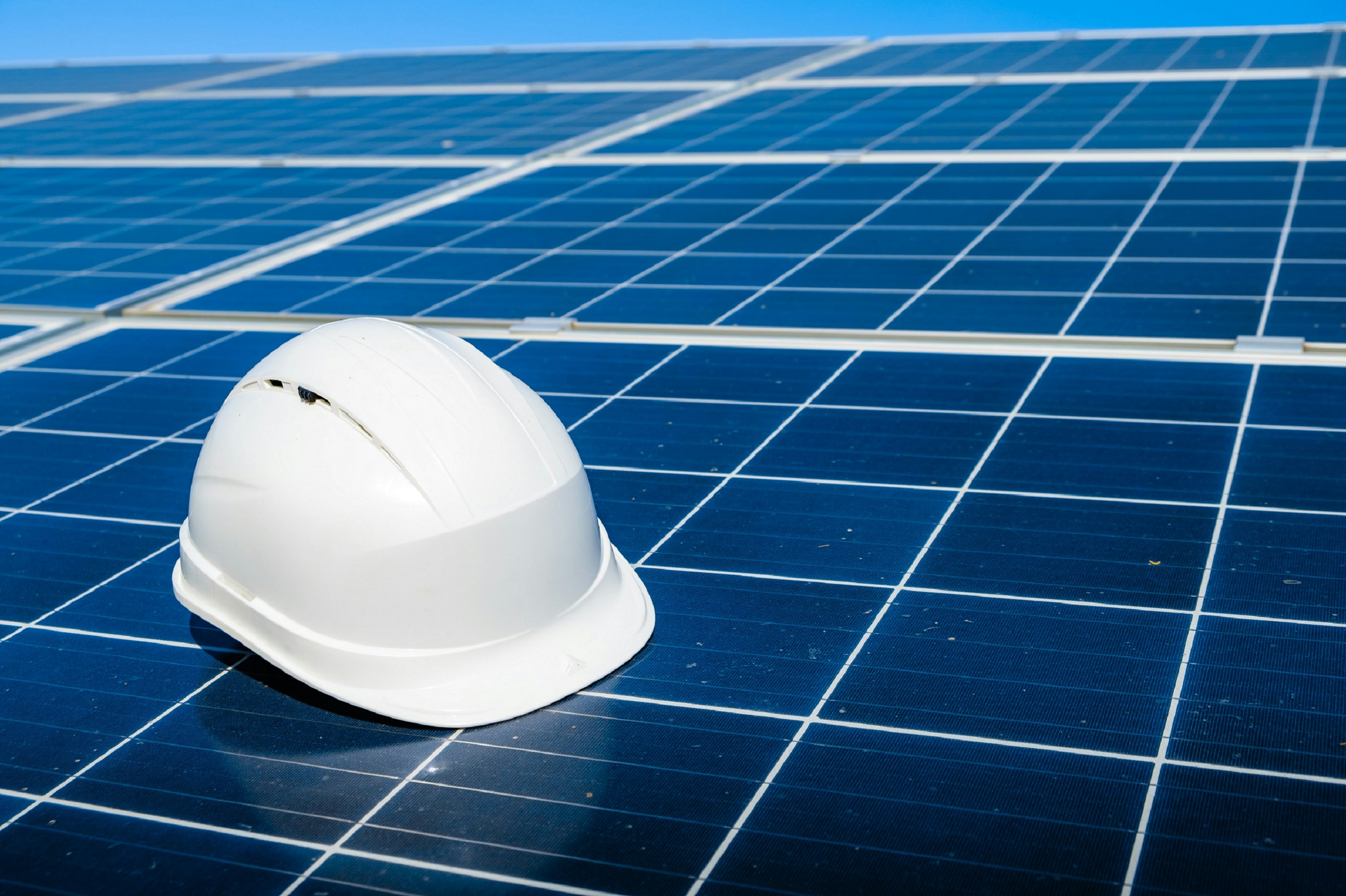 Panneaux solaires enneigés continuant de produire de l'électricité en hiver