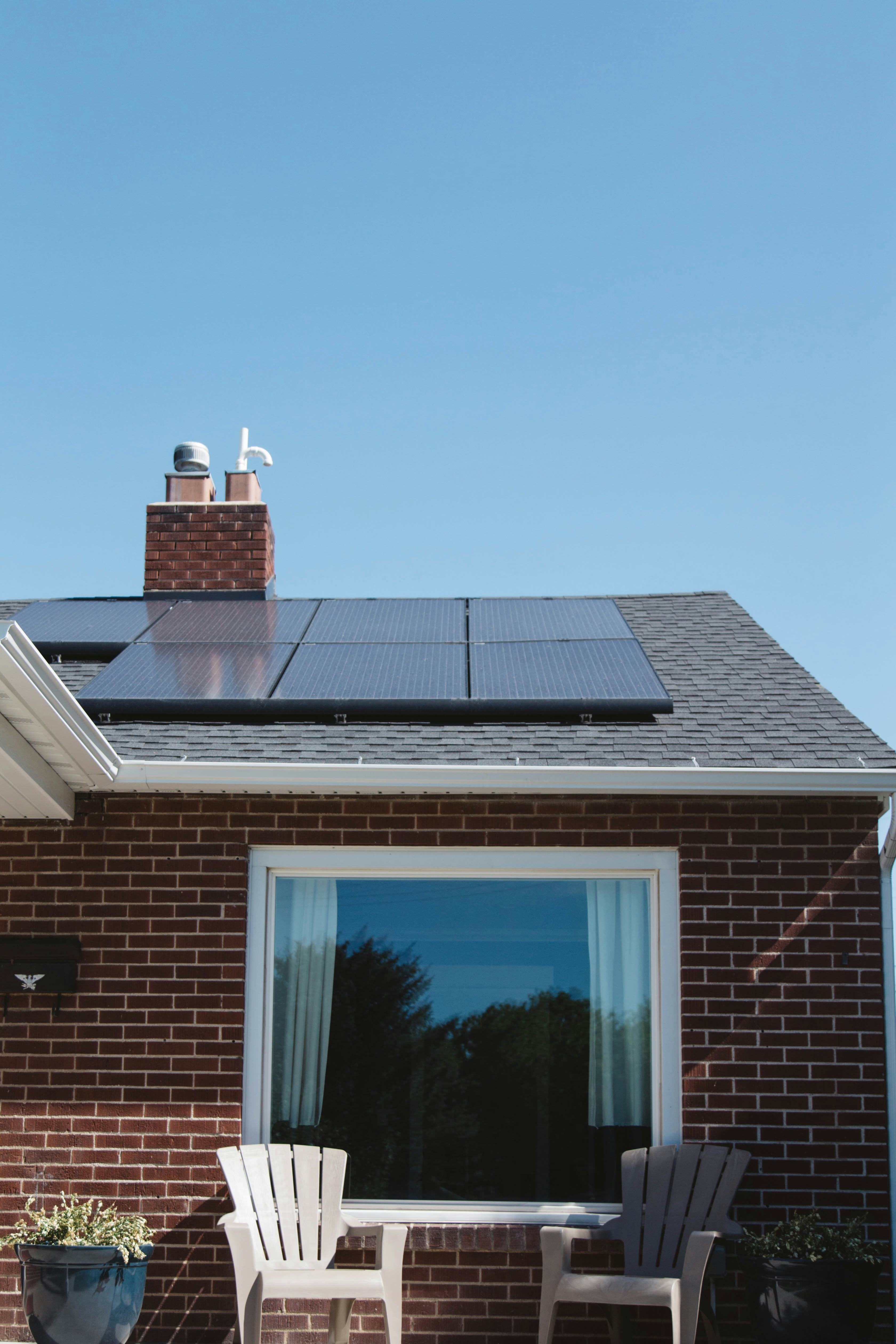 Maison en rénovation énergétique en Nouvelle-Aquitaine avec isolation et panneaux solaires